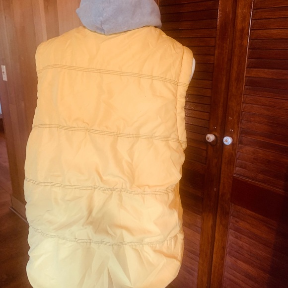Weatherproof yellow vest m large with a soft Sherpa inside. Zipper pockets - Picture 8 of 9